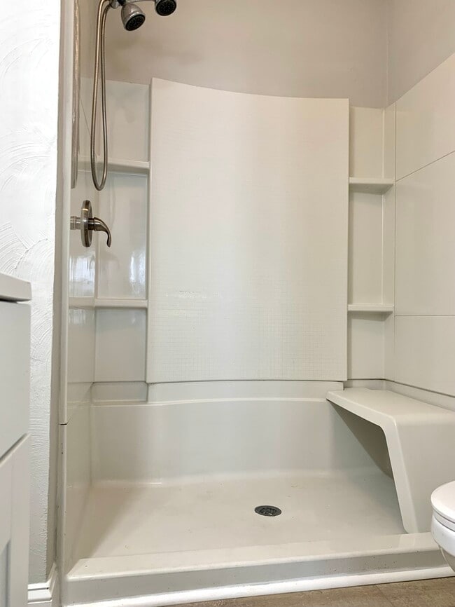 Building Photo - Beautifully Updated 2BD/1BA Home