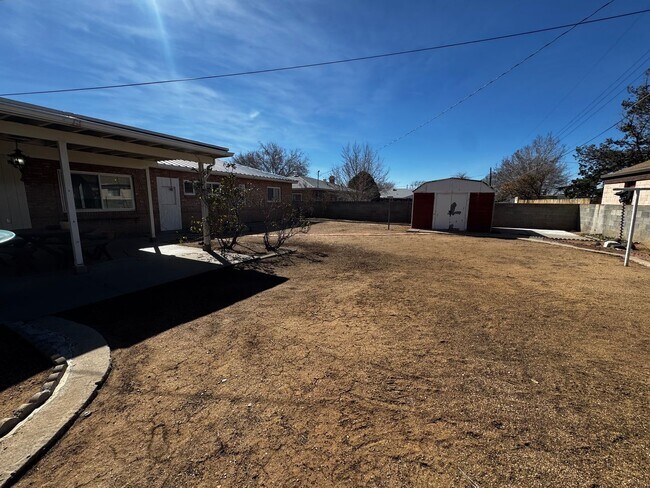 Building Photo - Beautiful 3 bedroom 2 bathroom home.