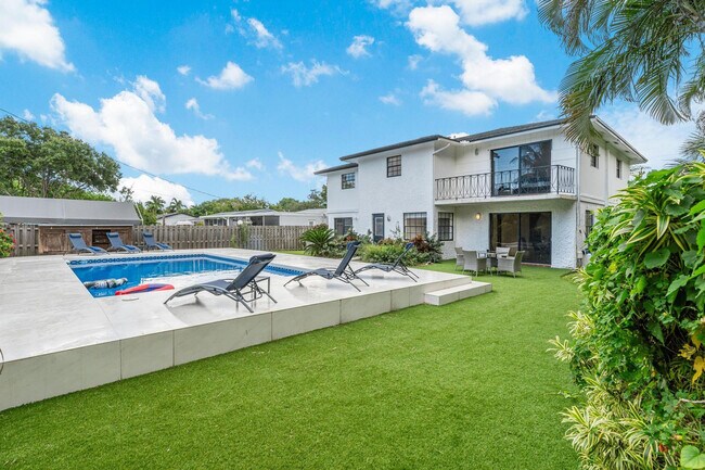 Building Photo - 809 SW 14th Ct