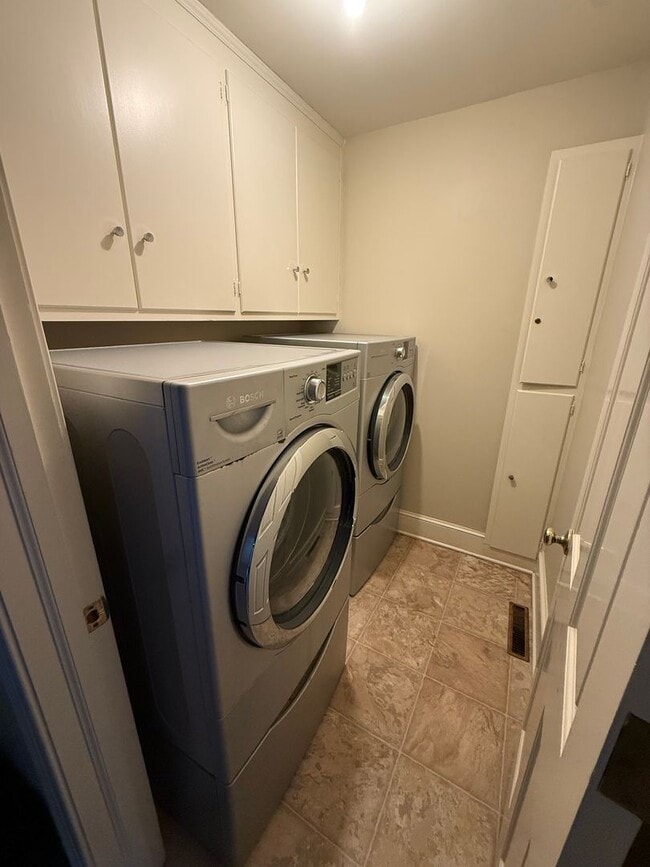 Building Photo - 1118 Laurel Ln NW