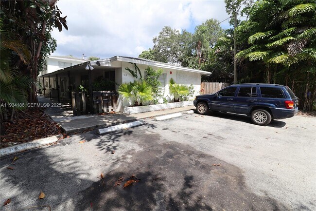 Building Photo - 915 NE 16th Terrace