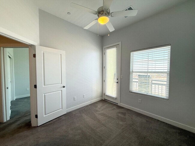 Building Photo - 3/BD 2.5/BA Sleek Townhome with High Ceili...
