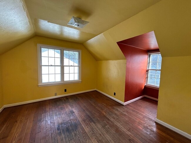 Building Photo - Spacious 3-Bedroom, 2-Bathroom Home – Accepting Section 8 – $1,175/Month