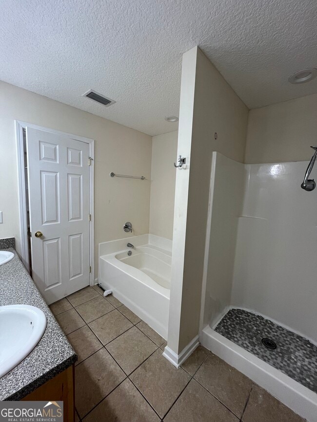 Building Photo - 207 Royal Palms Ave