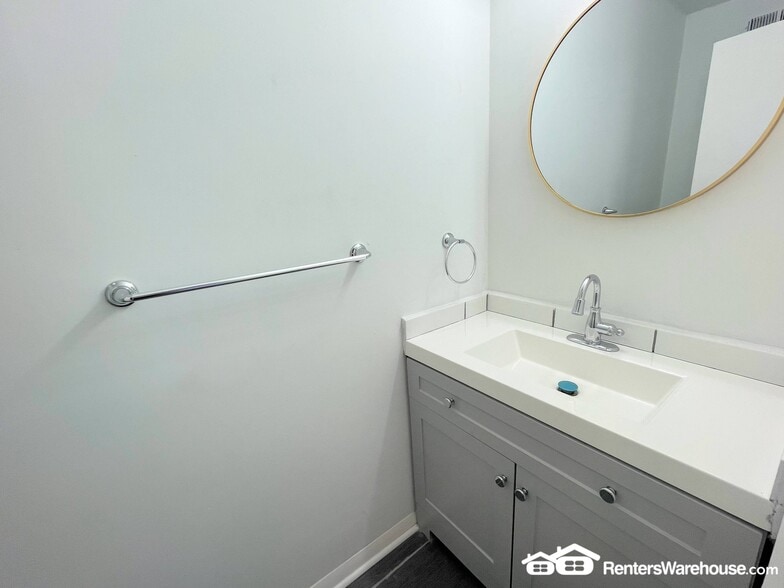 Building Photo - 5000 Dunderdale Ct