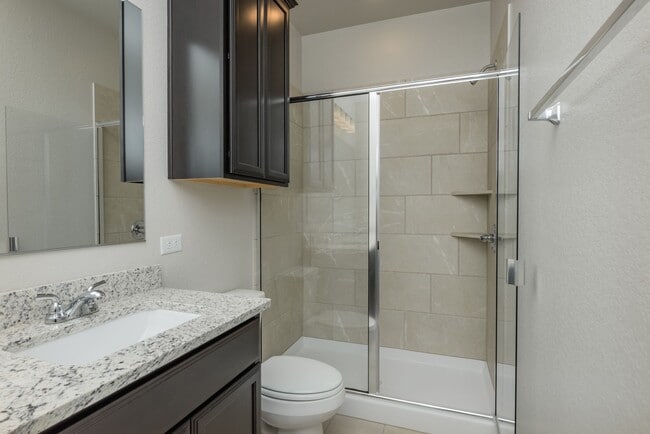 Building Photo - Beautifully designed and thoughtfully maintained duplex