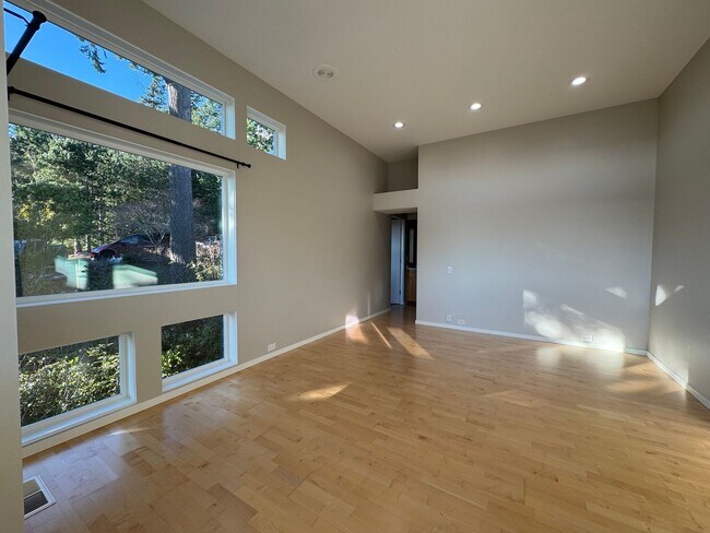 Building Photo - Breathtaking views of Chuckanut Bay!!