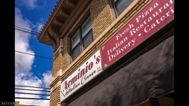 Building Photo - 555 Main St