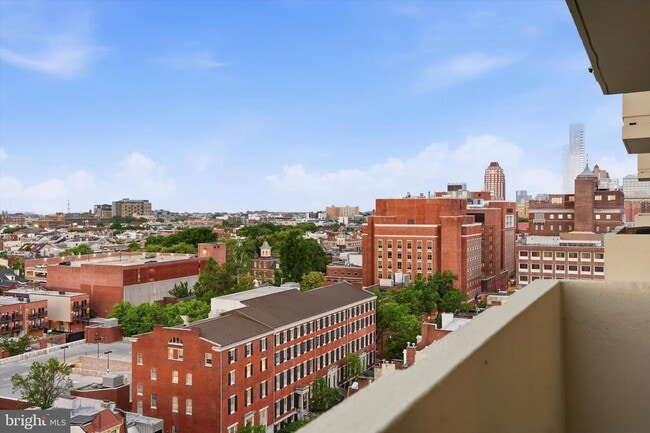 Building Photo - 604 S Washington Square