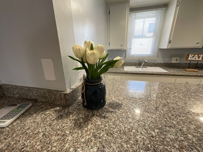 Building Photo - Studio Apartment - North Hollywood -Move I...