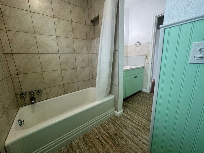 Building Photo - 2 bedroom 1 bathroom home Ready for move-i...
