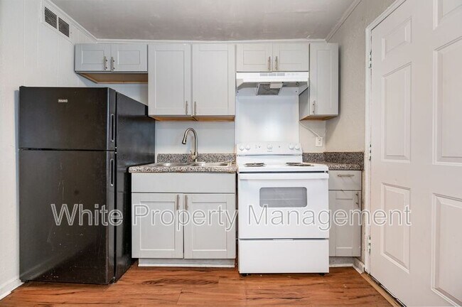 Building Photo - 2407 Julia Ave