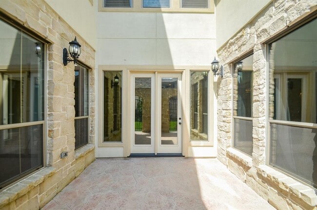 Building Photo - 42 N Knights Crossing Dr