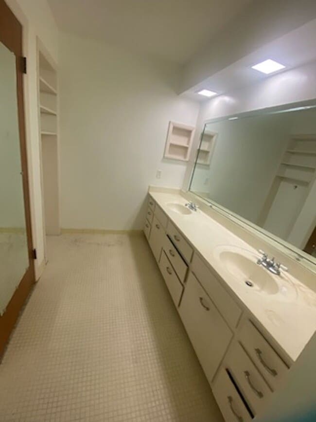 Building Photo - 4531 Gladys Dr