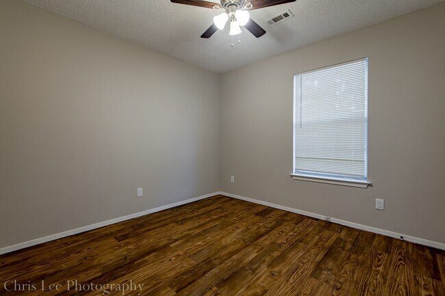 Building Photo - Beautiful 3 Bedroom Home 5 minutes From UofA!