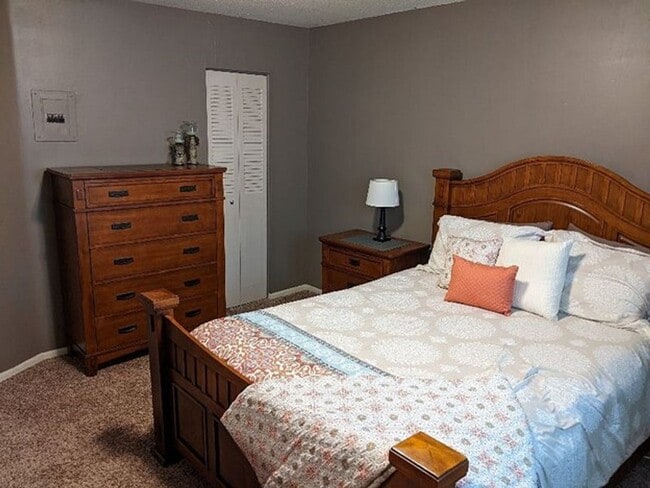 Building Photo - Comfort Meets Calm – 1BR/1BA in Pembroke Gardens!