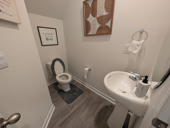 Building Photo - Room in Apartment on North Mills Rd