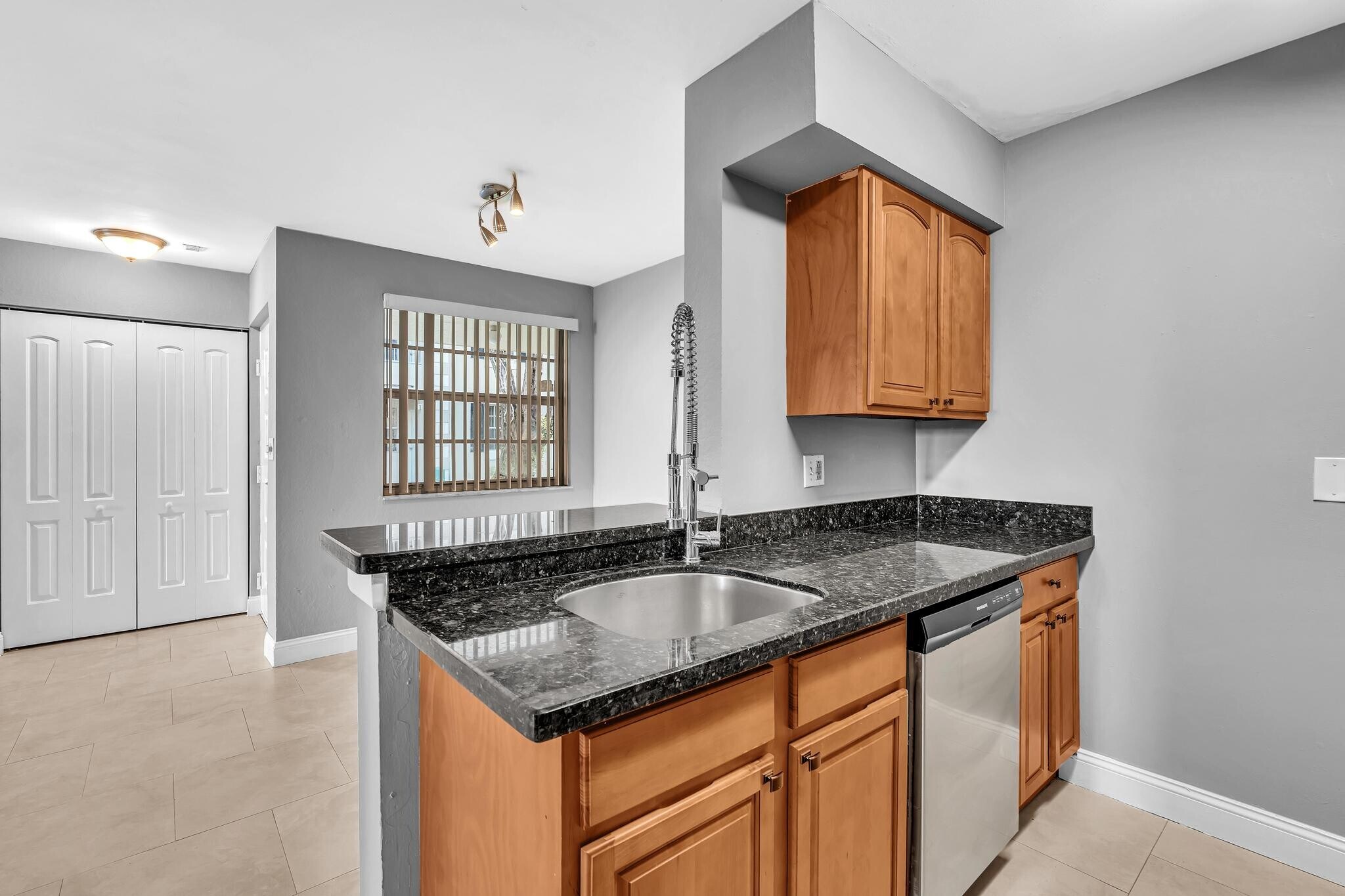 Building Photo - 2820 N Oakland Forest Dr