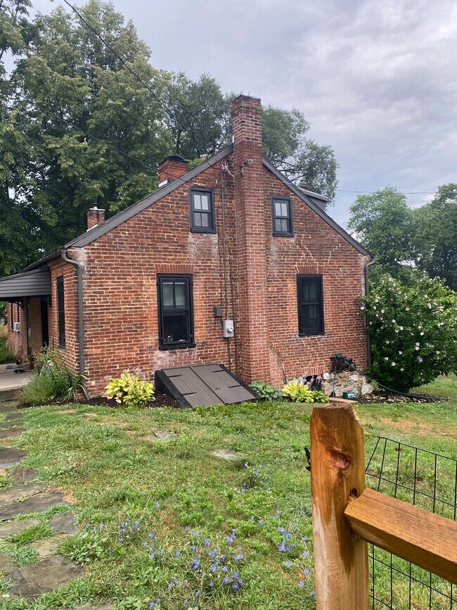 Building Photo - Charming 2BR/2BA Farmhouse-Style Home in Spring Grove Schools!