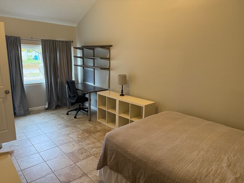 Master Bedroom - 23072 Lilac St