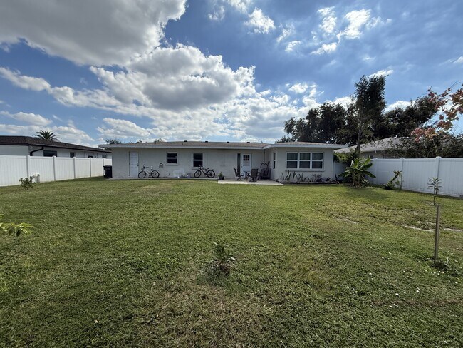 Building Photo - 2309 Tulip St