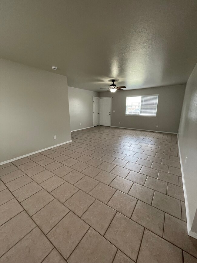 Building Photo - 1122 Oak Ln