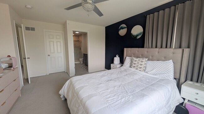 Building Photo - 29W730 Cambridge Ct