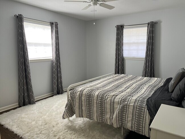 Building Photo - 8445 N Greenvale Rd