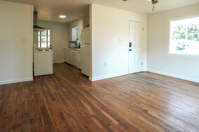 Building Photo - 4213 W Clark St