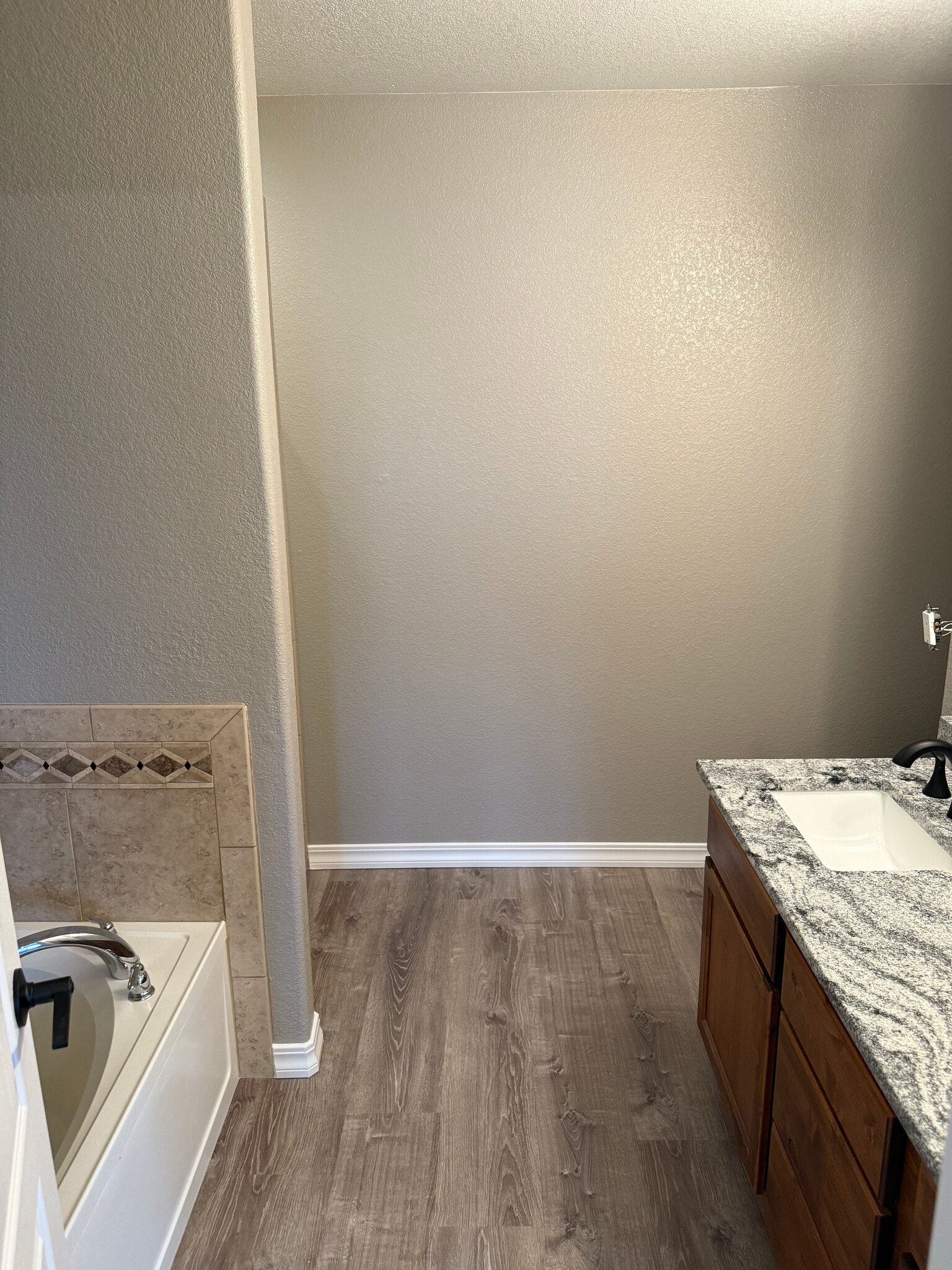 Master bath- 4 piece - 7416 Falconer Vw