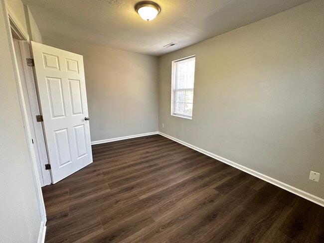 Building Photo - SE Duplex