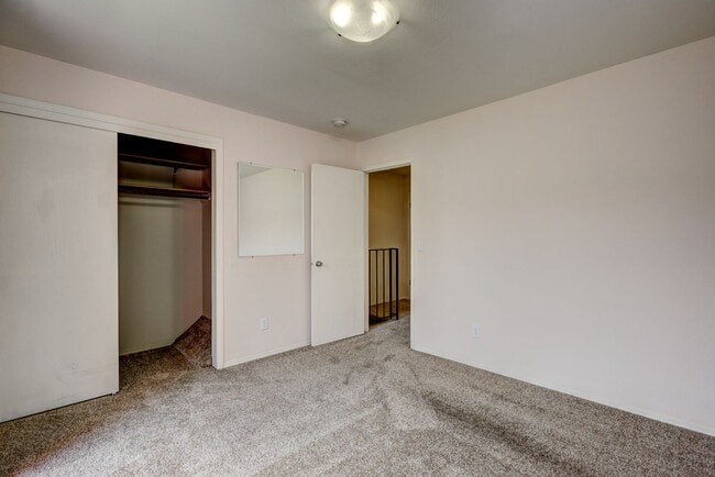 Building Photo - Central 2 bed 1.5 bath Townhouse
