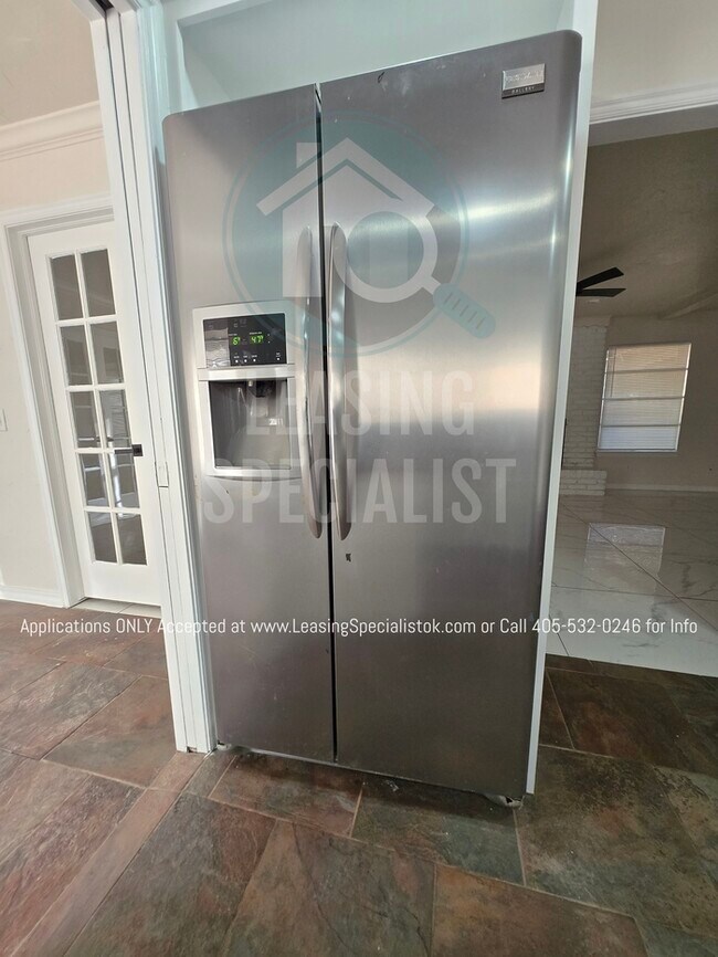 Building Photo - Spacious Village 3 Bed 2 Bath Home!