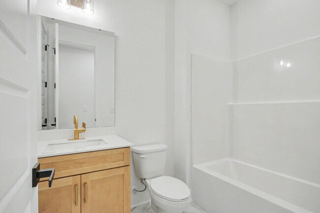 Building Photo - 3084 Claredon St