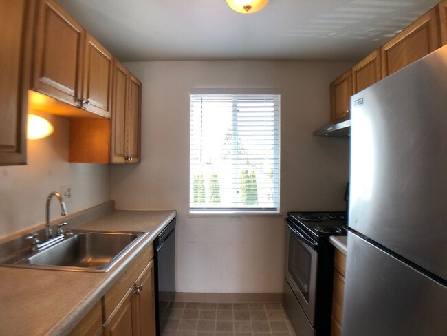 Building Photo - 3 bedroom/1 bath in SE!