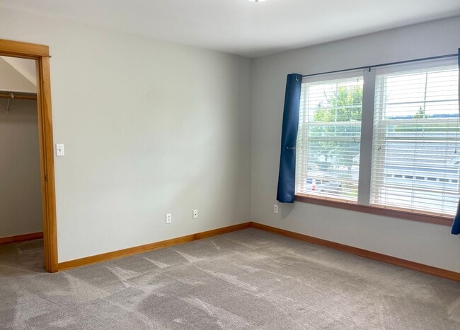 Building Photo - Desirable Downtown Poulsbo Place condo