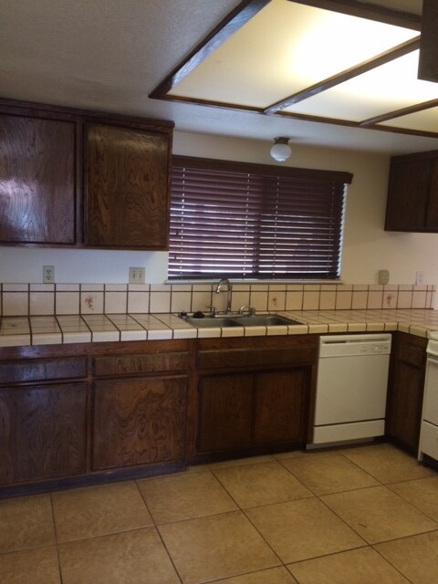 Building Photo - 3 BEDROOM HOME IN APPLE VALLEY