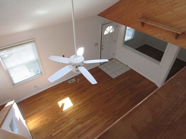 Building Photo - Gorgeous, Completely renovated 3 bedroom