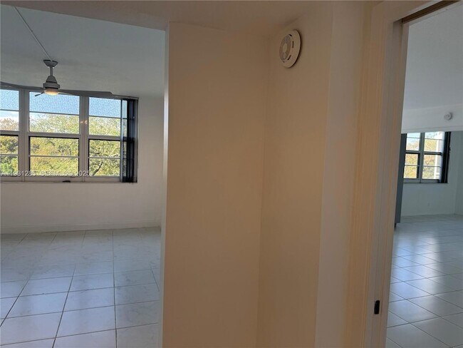 Building Photo - 625 Oaks Dr