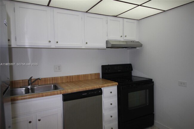 Building Photo - 3680 Inverrary Dr