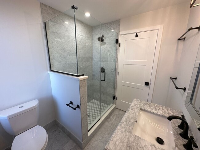 Building Photo - Dennison Ave 866-868 CR