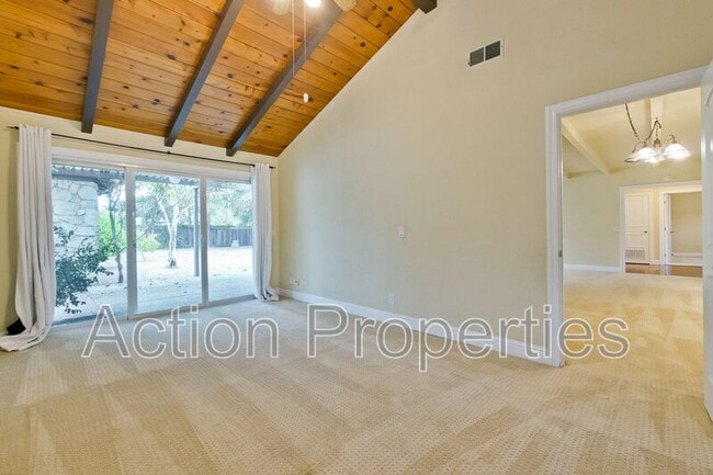 Building Photo - 649 Hollingsworth Dr