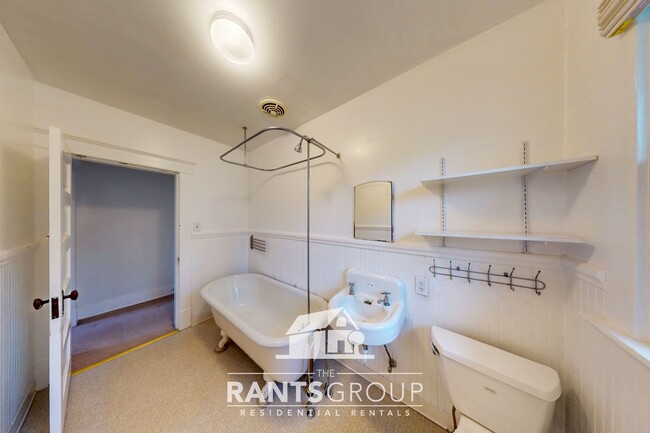 Building Photo - Well-Maintained Triplex Unit in Desirable South Capitol Neighborhood!