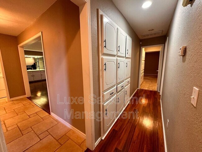 Building Photo - 2205 Basking Ridge Trail