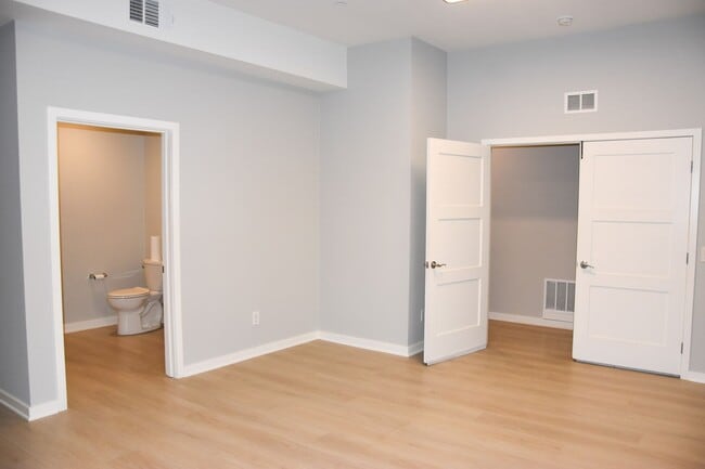 Building Photo - 507 W Maple Ave