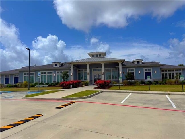 Building Photo - Welcome home to this **beautiful 4-bedroom, 2-bath rental