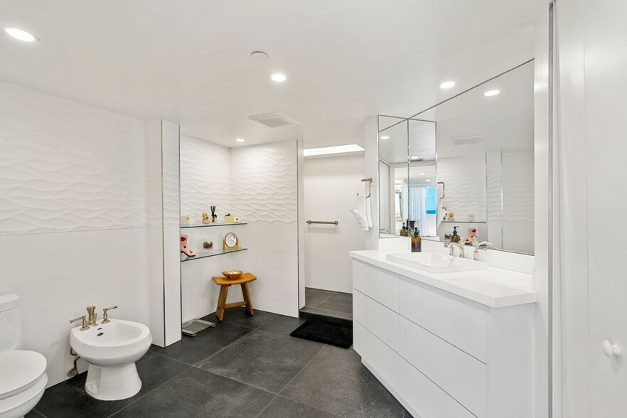 Building Photo - 5757 Collins Ave