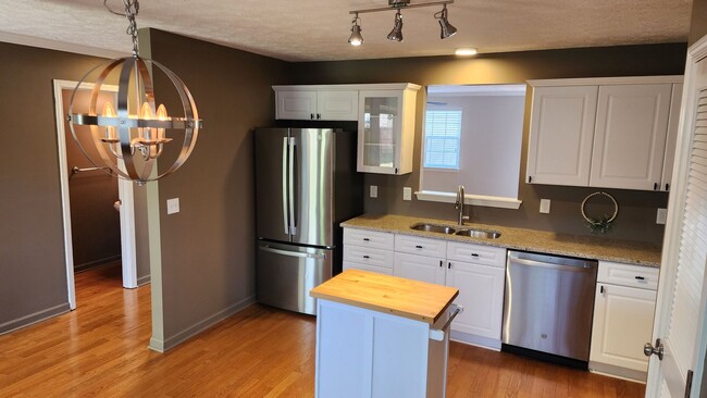Building Photo - Updated, spacious townhome close to the in...