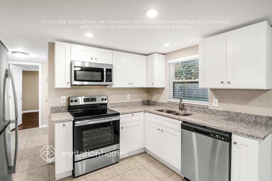 Building Photo - 9900 Lakeside Ln