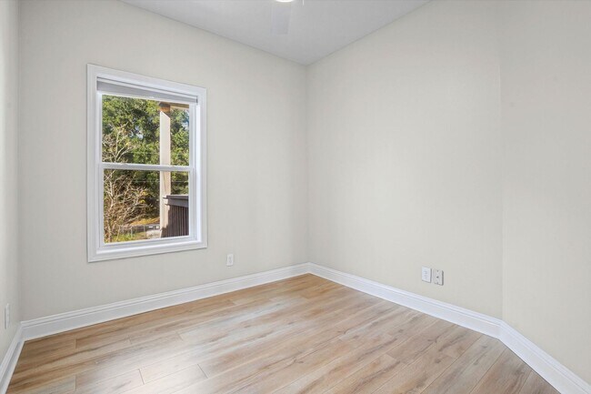 Building Photo - BAY FRONT LIVING